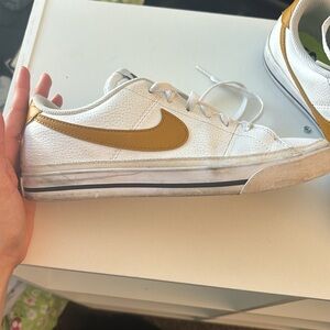 Nike shoes , worn , no tears do need cleaning but in good shape